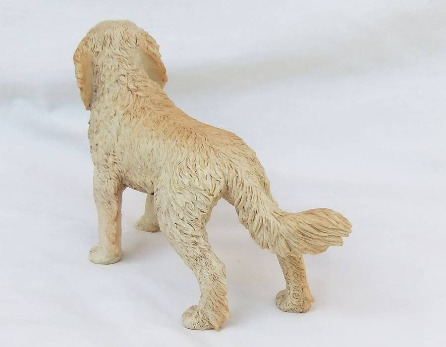 AN ALMOST LIFE LIKE VINTAGE LABRADOR FIGURINE BY CASTAGNA OF ITALY DATED 1990 WITH ORIGINAL BOX