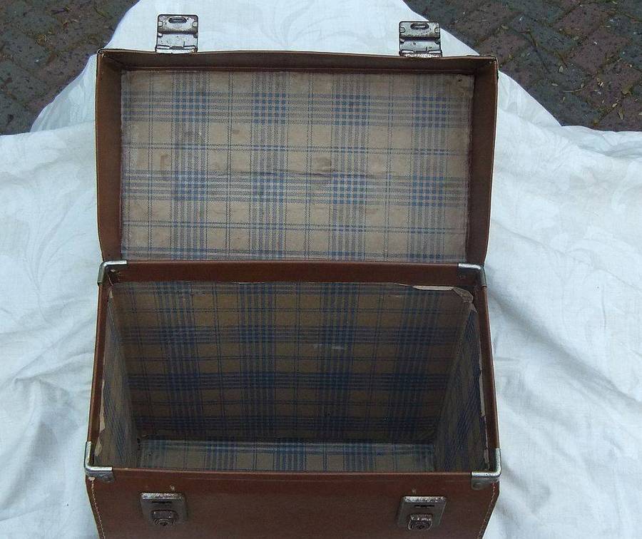 A totally cool vintage LP case in great condition