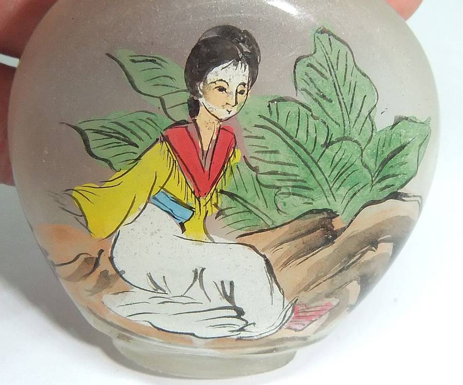 LOOK !! A FABULOUS VINTAGE CHINESE GLASS SNUFF BOTTLE WITH ORIGINAL STOPPER AND SPOON !! SWEET !!