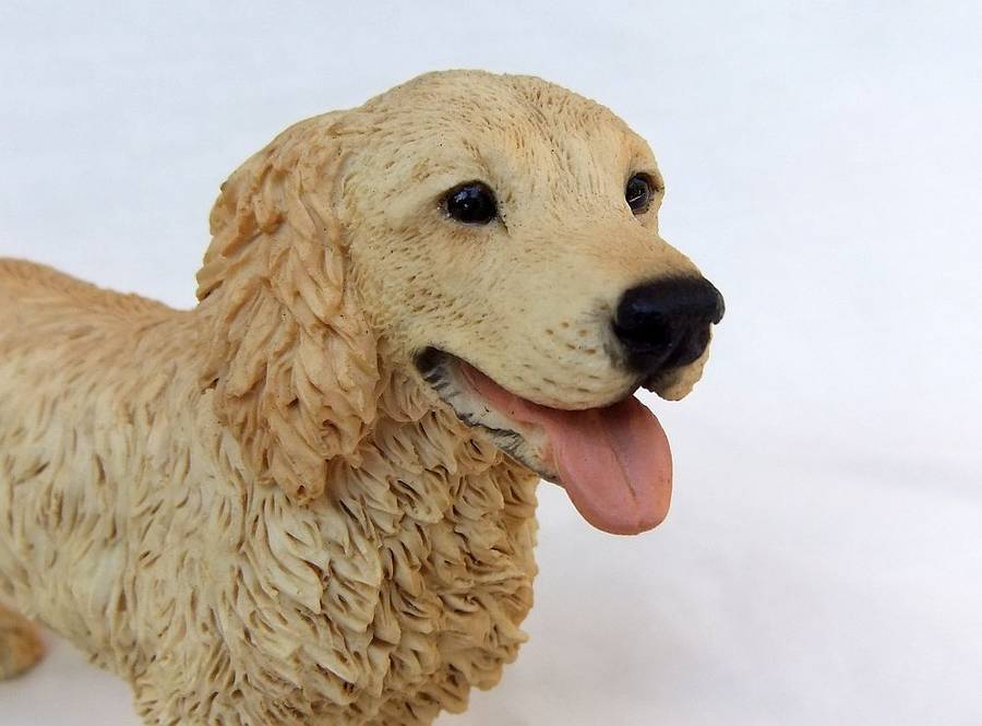 AN ALMOST LIFE LIKE VINTAGE LABRADOR FIGURINE BY CASTAGNA OF ITALY DATED 1990 WITH ORIGINAL BOX
