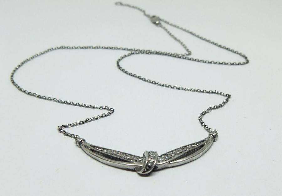A BEAUTIFUL ART DECO STYLE VINTAGE STERLING SILVER NECKLACE WITH CENTREPIECE AND FACETED INSETS