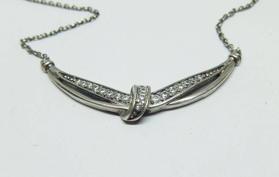 A BEAUTIFUL ART DECO STYLE VINTAGE STERLING SILVER NECKLACE WITH CENTREPIECE AND FACETED INSETS