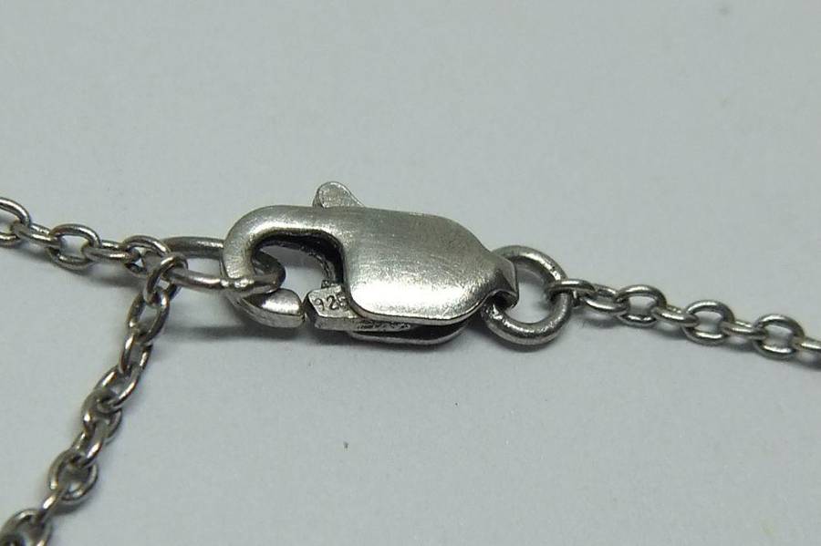 A BEAUTIFUL ART DECO STYLE VINTAGE STERLING SILVER NECKLACE WITH CENTREPIECE AND FACETED INSETS