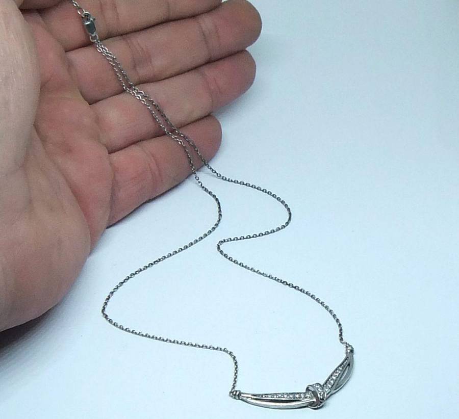 A BEAUTIFUL ART DECO STYLE VINTAGE STERLING SILVER NECKLACE WITH CENTREPIECE AND FACETED INSETS