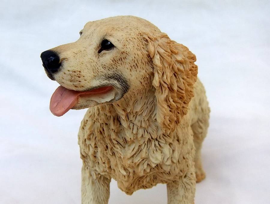 AN ALMOST LIFE LIKE VINTAGE LABRADOR FIGURINE BY CASTAGNA OF ITALY DATED 1990 WITH ORIGINAL BOX