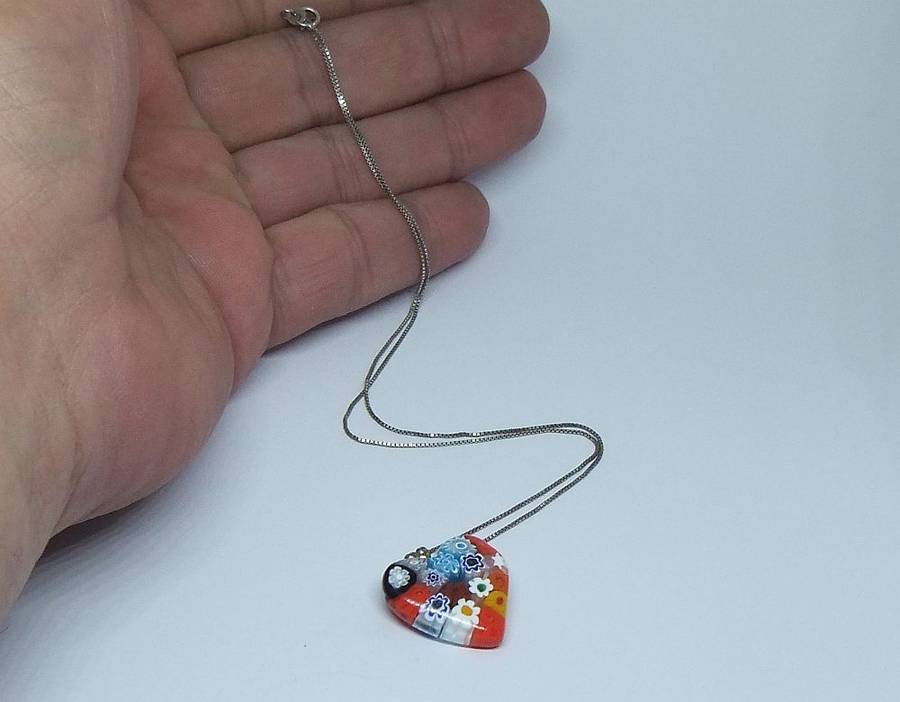 A STUNNING EYE CATCHING VINTAGE MILIFIORI GLASS HEART PENDANT PLUS STERLING SILVER NECKLACE !! WOW !