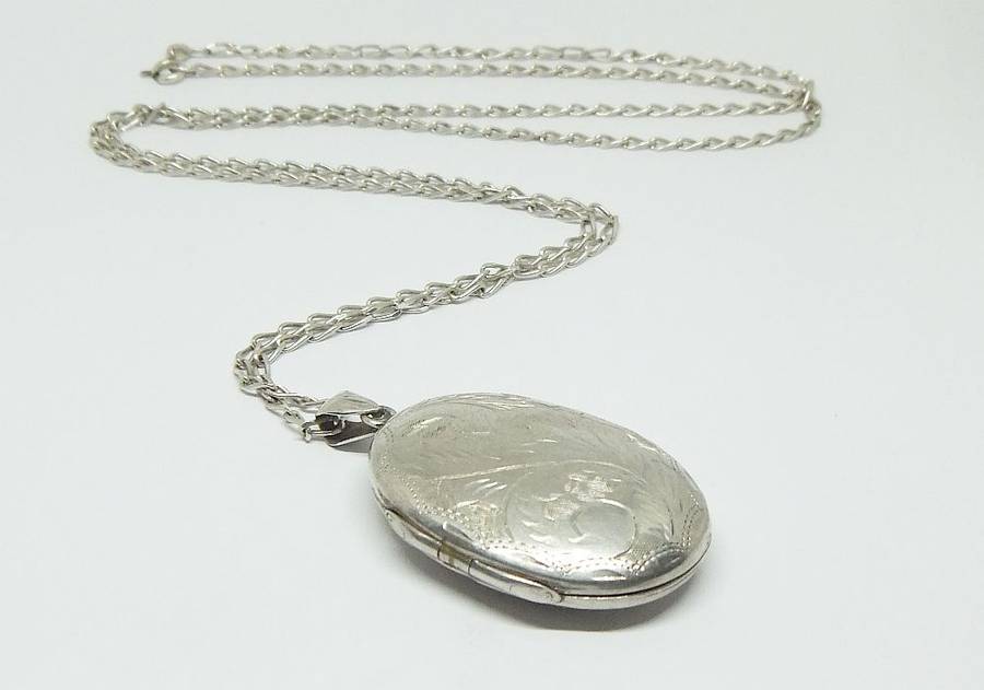 WOW !! A MASSIVE ENGRAVED OVAL STERLING SILVER LOCKET PENDANT WITH A STERLING SILVER NECKLACE !!