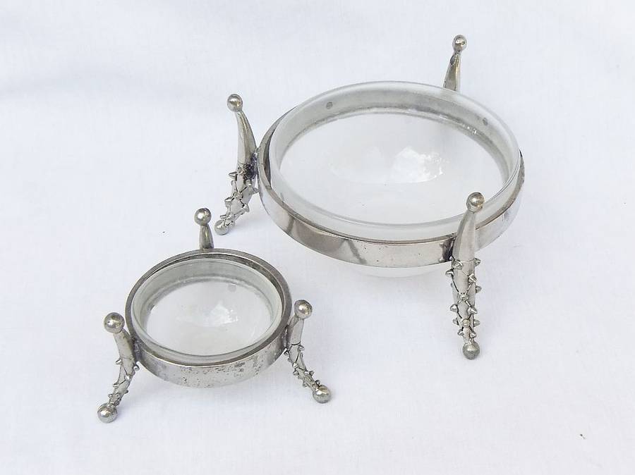 TWO FUNKY DESIGNER INSPIRED CONDIMENT BOWLS ON METAL STANDS WITH SPIKEY LEGS !! BID FOR BOTH !!