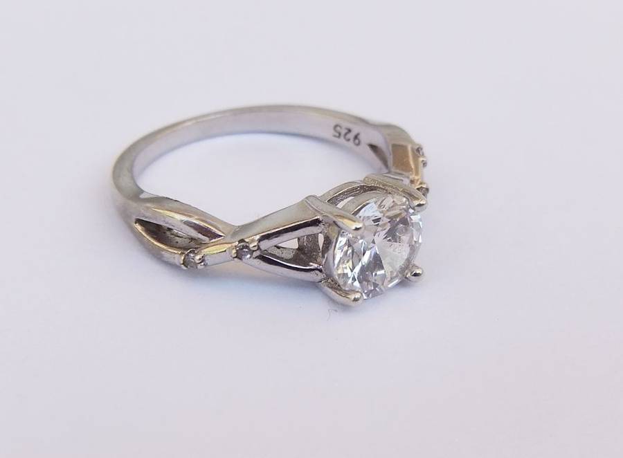 WOW !! A BEAUTIFUL SOLID STERLING SILVER RING SET WITH FACETED CLEAR STONES IN GREAT CONDITION !!