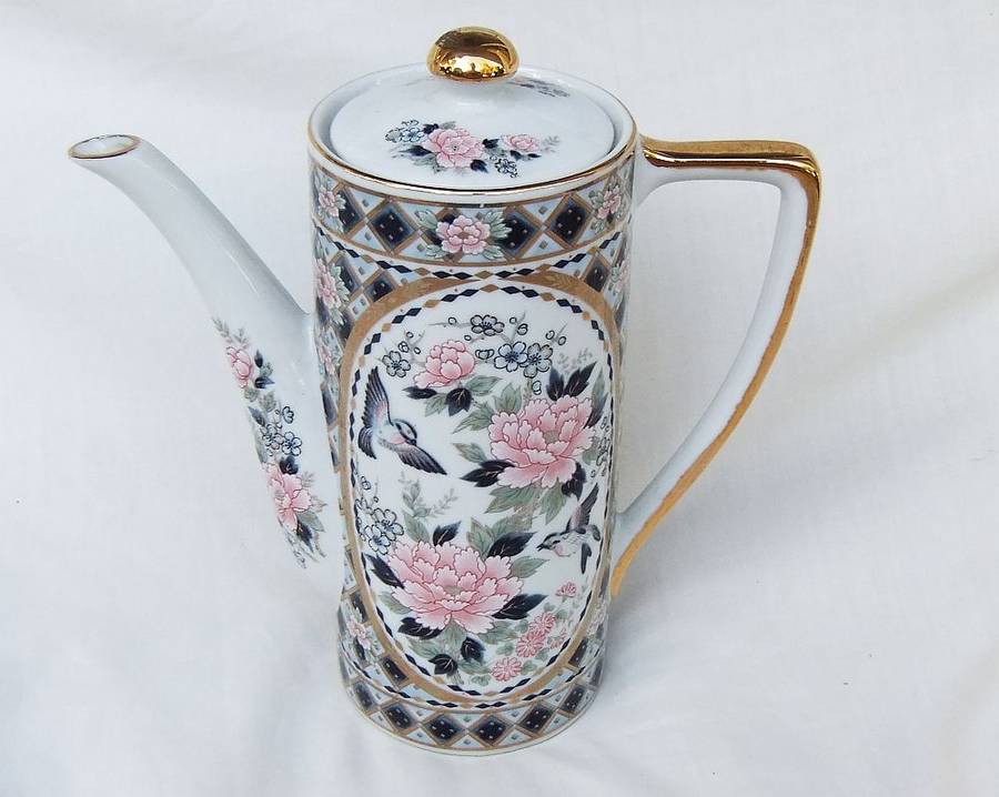 WOW !! A CLASSY VINTAGE " SIGNED " JAPANESE QUALITY PORCELAIN TEAPOT IN EXCELLENT CONDITION !!