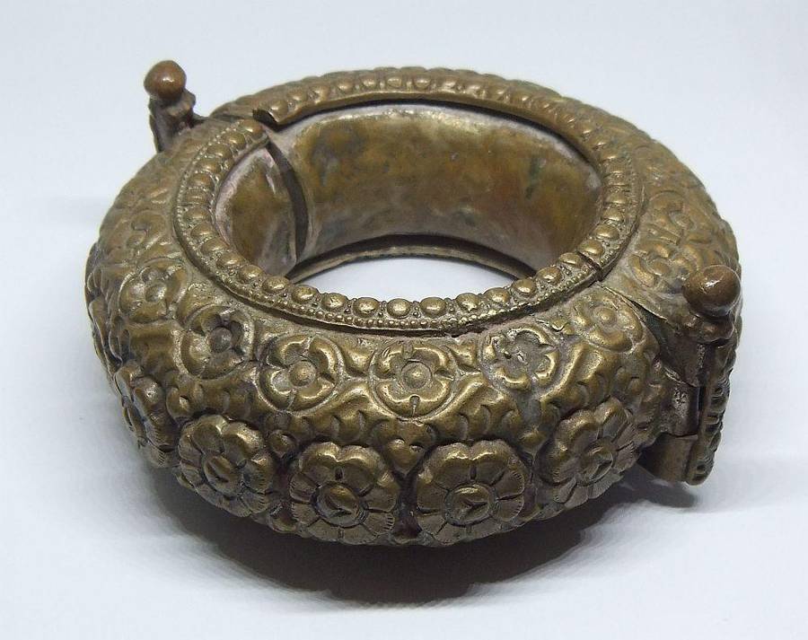 A RARER HIGHLY DETAILED ANTIQUE 1800`S NORTH AFRICAN SLAVE BANGLE AKA TRIBAL CURRENCY !! MUST SEE !!