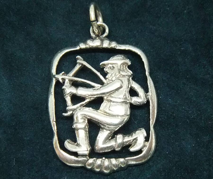 A VINTAGE SOLID STERLING SILVER ""SAGITTARIUS"" STAR SIGN PENDANT - ZODIAC 12