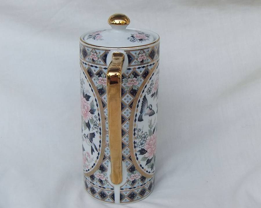 WOW !! A CLASSY VINTAGE " SIGNED " JAPANESE QUALITY PORCELAIN TEAPOT IN EXCELLENT CONDITION !!