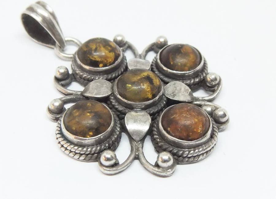 WOW !! A GORGEOUS LARGE VINTAGE STERLING SILVER PENDANT WITH FOUR CABOCHON AMBER INSETS !!