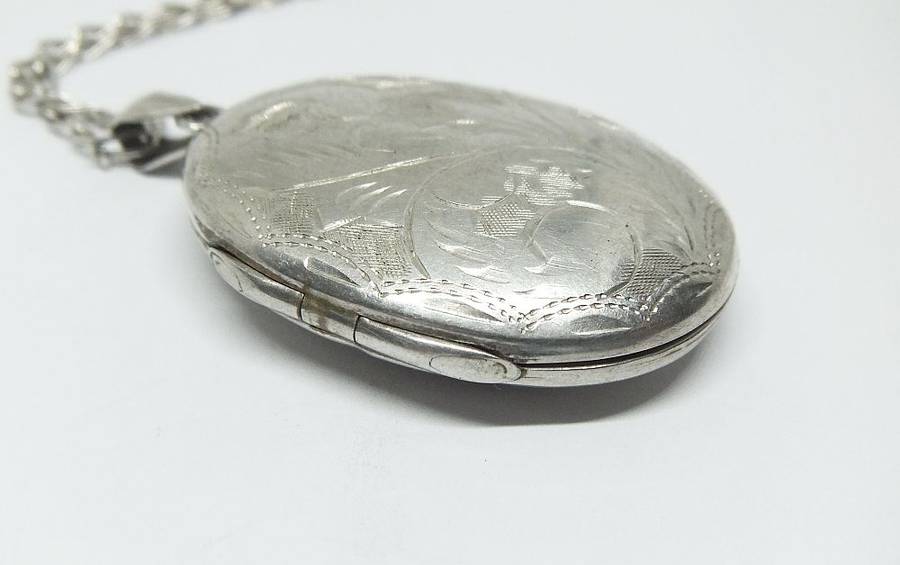 WOW !! A MASSIVE ENGRAVED OVAL STERLING SILVER LOCKET PENDANT WITH A STERLING SILVER NECKLACE !!