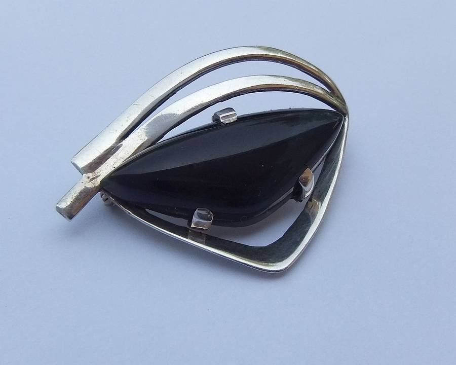 WOW !! A BEAUTIFUL VINTAGE 1970`S SOLID SILVER BROOCH SET WITH A BLUE TIGERS EYE GEMSTONE !!