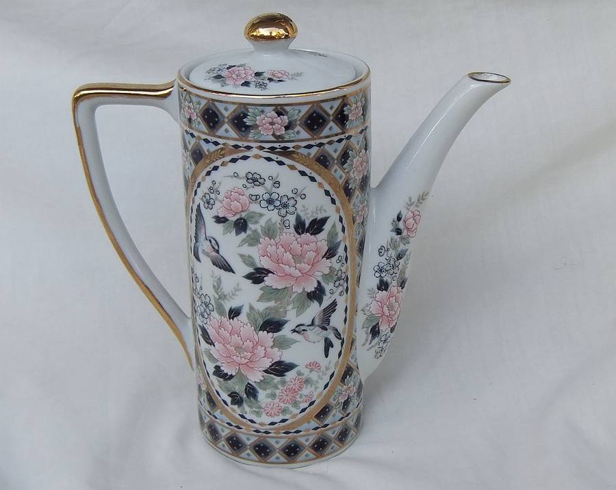 WOW !! A CLASSY VINTAGE " SIGNED " JAPANESE QUALITY PORCELAIN TEAPOT IN EXCELLENT CONDITION !!