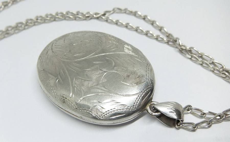 WOW !! A MASSIVE ENGRAVED OVAL STERLING SILVER LOCKET PENDANT WITH A STERLING SILVER NECKLACE !!