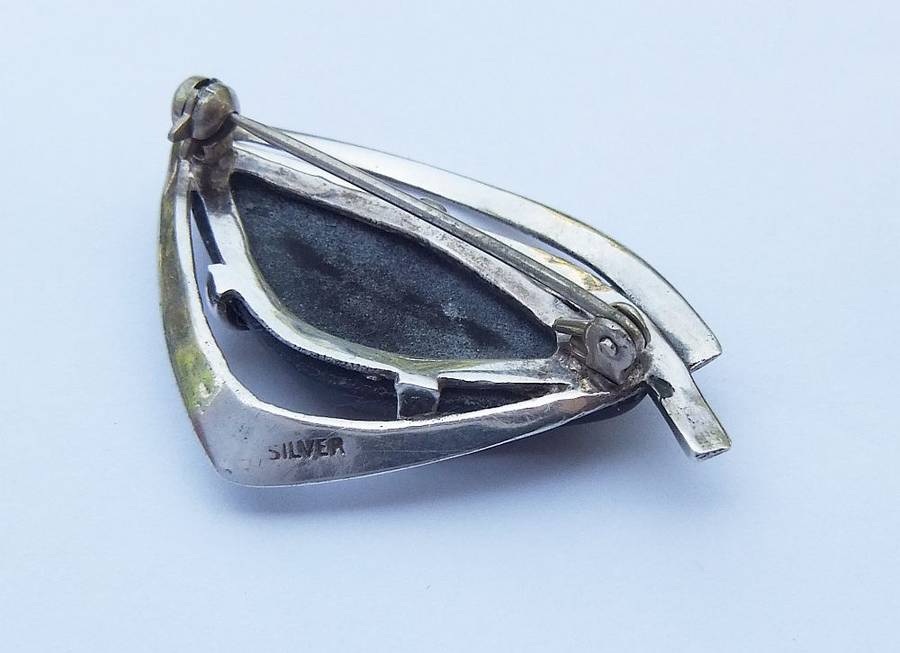 WOW !! A BEAUTIFUL VINTAGE 1970`S SOLID SILVER BROOCH SET WITH A BLUE TIGERS EYE GEMSTONE !!