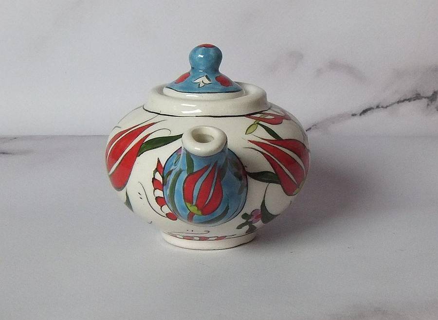 AN ADORABLE VINTAGE HAND MADE & HAND PAINTED MINIATURE POTTERY TEAPOT IN GREAT CONDITION