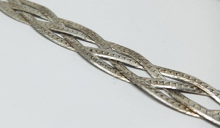 OH WOW !! A SUPERB FOUR STRAND STERLING SILVER NECKLACE IN EXCELLENT CONDITION !! MUST HAVE !!