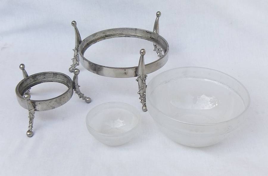 TWO FUNKY DESIGNER INSPIRED CONDIMENT BOWLS ON METAL STANDS WITH SPIKEY LEGS !! BID FOR BOTH !!