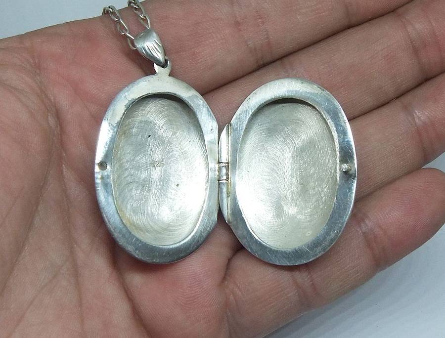 WOW !! A MASSIVE ENGRAVED OVAL STERLING SILVER LOCKET PENDANT WITH A STERLING SILVER NECKLACE !!