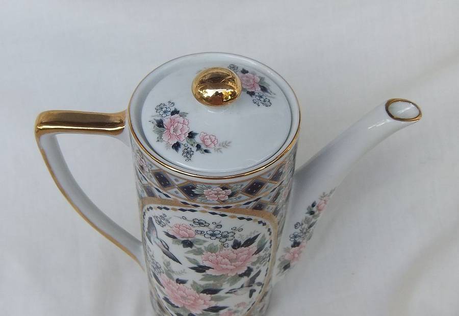 WOW !! A CLASSY VINTAGE " SIGNED " JAPANESE QUALITY PORCELAIN TEAPOT IN EXCELLENT CONDITION !!