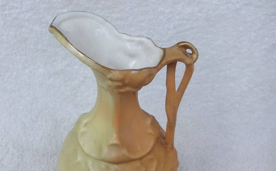 A RARE ANTIQUE VICTORIAN ERA ART NOUVEAU PATTERN EWER FORM BLUSHWARE VASE