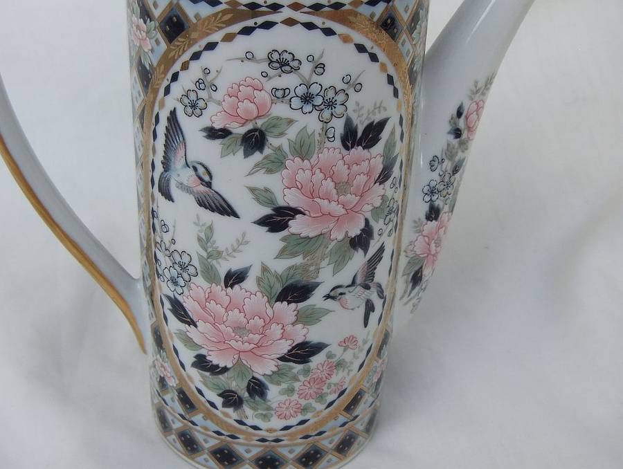 WOW !! A CLASSY VINTAGE " SIGNED " JAPANESE QUALITY PORCELAIN TEAPOT IN EXCELLENT CONDITION !!