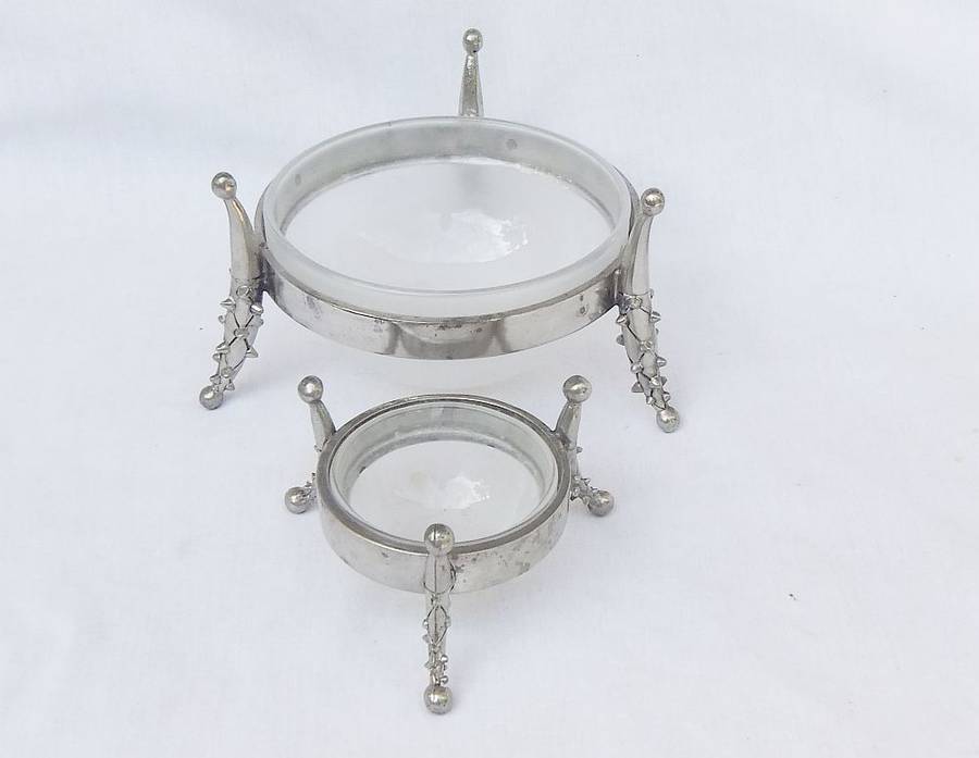 TWO FUNKY DESIGNER INSPIRED CONDIMENT BOWLS ON METAL STANDS WITH SPIKEY LEGS !! BID FOR BOTH !!