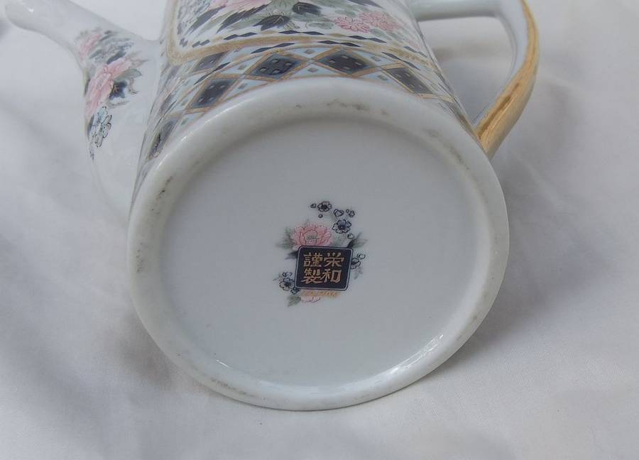 WOW !! A CLASSY VINTAGE " SIGNED " JAPANESE QUALITY PORCELAIN TEAPOT IN EXCELLENT CONDITION !!