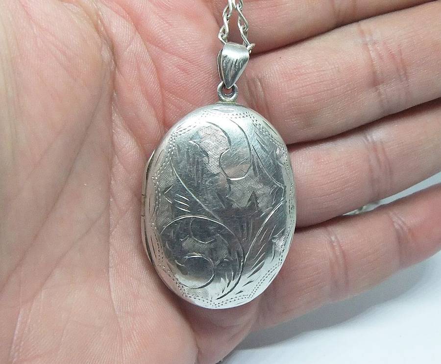WOW !! A MASSIVE ENGRAVED OVAL STERLING SILVER LOCKET PENDANT WITH A STERLING SILVER NECKLACE !!