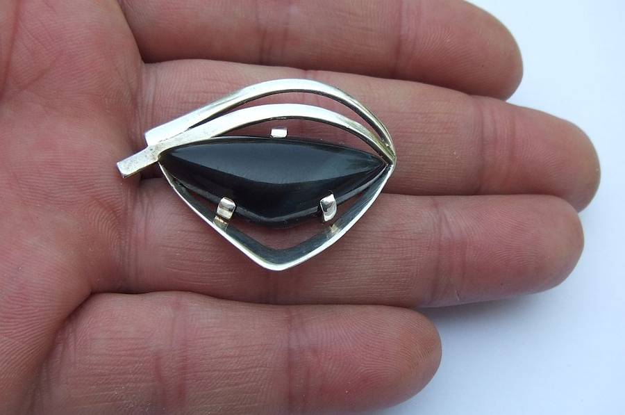 WOW !! A BEAUTIFUL VINTAGE 1970`S SOLID SILVER BROOCH SET WITH A BLUE TIGERS EYE GEMSTONE !!