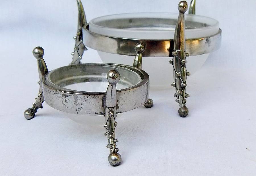 TWO FUNKY DESIGNER INSPIRED CONDIMENT BOWLS ON METAL STANDS WITH SPIKEY LEGS !! BID FOR BOTH !!