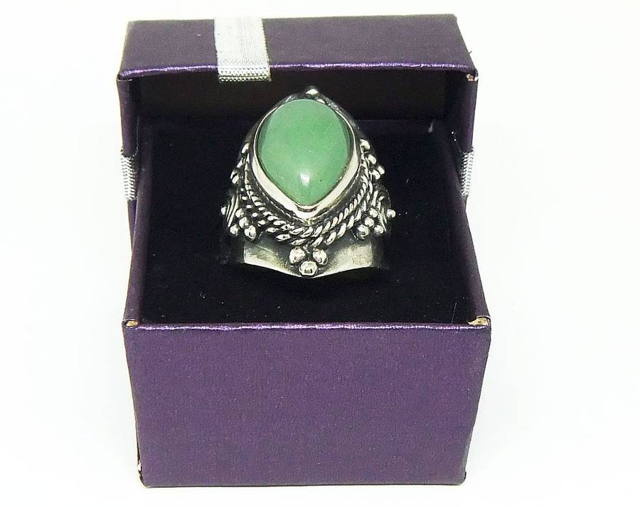 A SUPER HEAVY SOLID STERLING SILVER RING WITH A CABOCHON JADEITE STONE INSET PLUS GIFT BOX