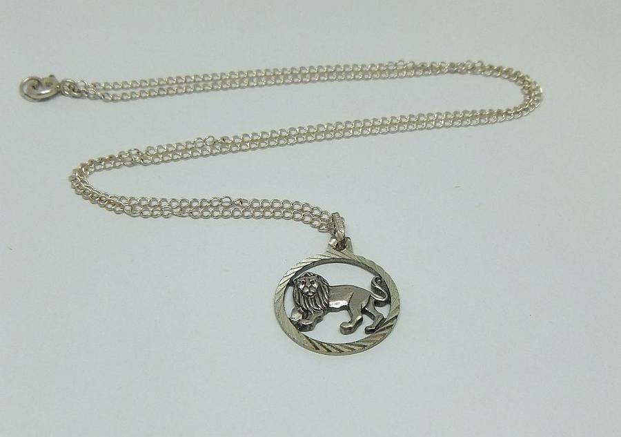 A VINTAGE UNUSED STERLING SILVER LION / LEO PENDANT WITH A STERLING SILVER NECKLACE !!
