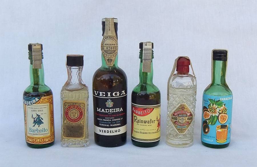 VERY RARE !! 6 TOTALLY CUTE VINTAGE MINIATURE BOTTLES OF EXPORT LIQUOR STILL SEALED !! WOW !!
