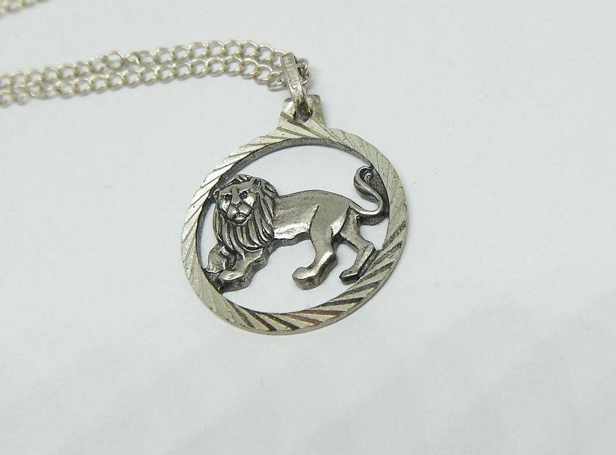 A VINTAGE UNUSED STERLING SILVER LION / LEO PENDANT WITH A STERLING SILVER NECKLACE !!