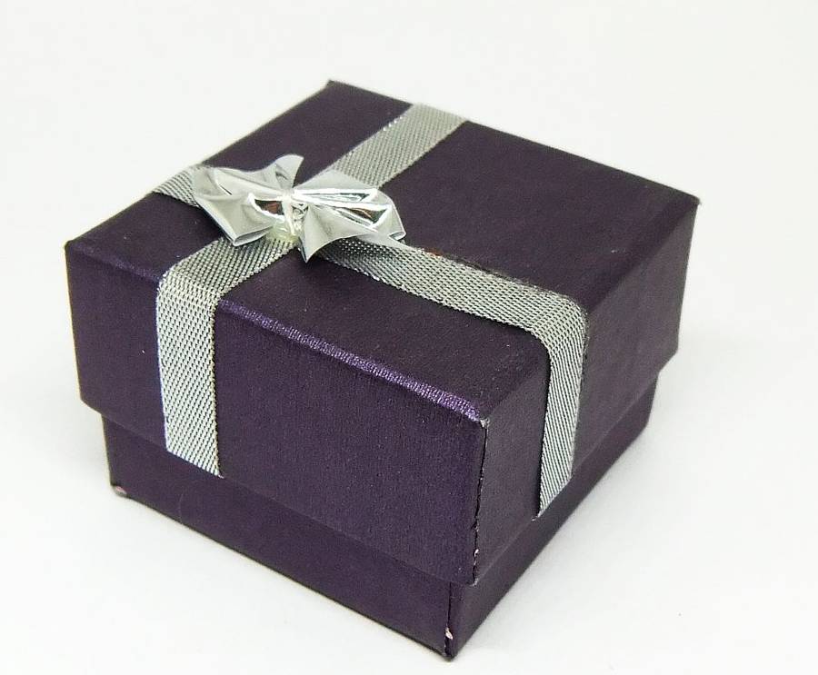 A SUPER HEAVY SOLID STERLING SILVER RING WITH A CABOCHON JADEITE STONE INSET PLUS GIFT BOX