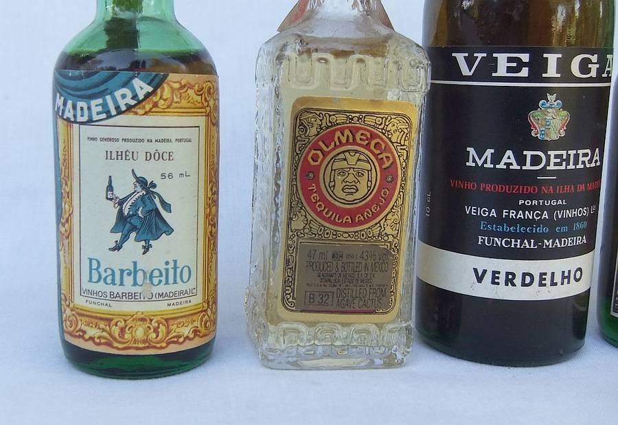 VERY RARE !! 6 TOTALLY CUTE VINTAGE MINIATURE BOTTLES OF EXPORT LIQUOR STILL SEALED !! WOW !!