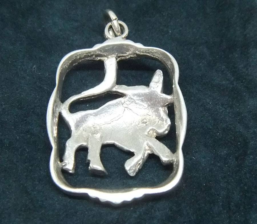 A VINTAGE SOLID STERLING SILVER ""CAPRICORN"" STAR SIGN PENDANT - ZODIAC 4
