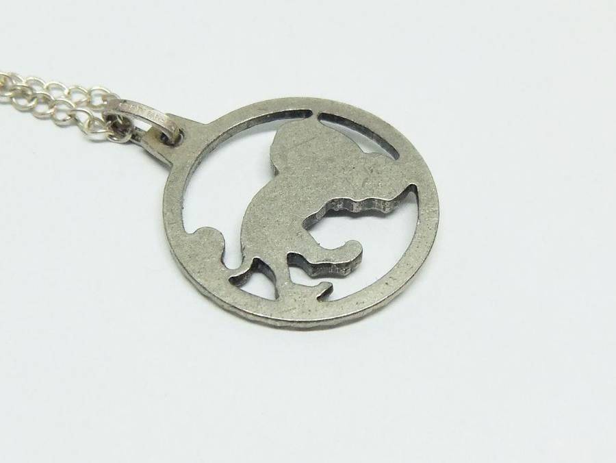 A VINTAGE UNUSED STERLING SILVER LION / LEO PENDANT WITH A STERLING SILVER NECKLACE !!