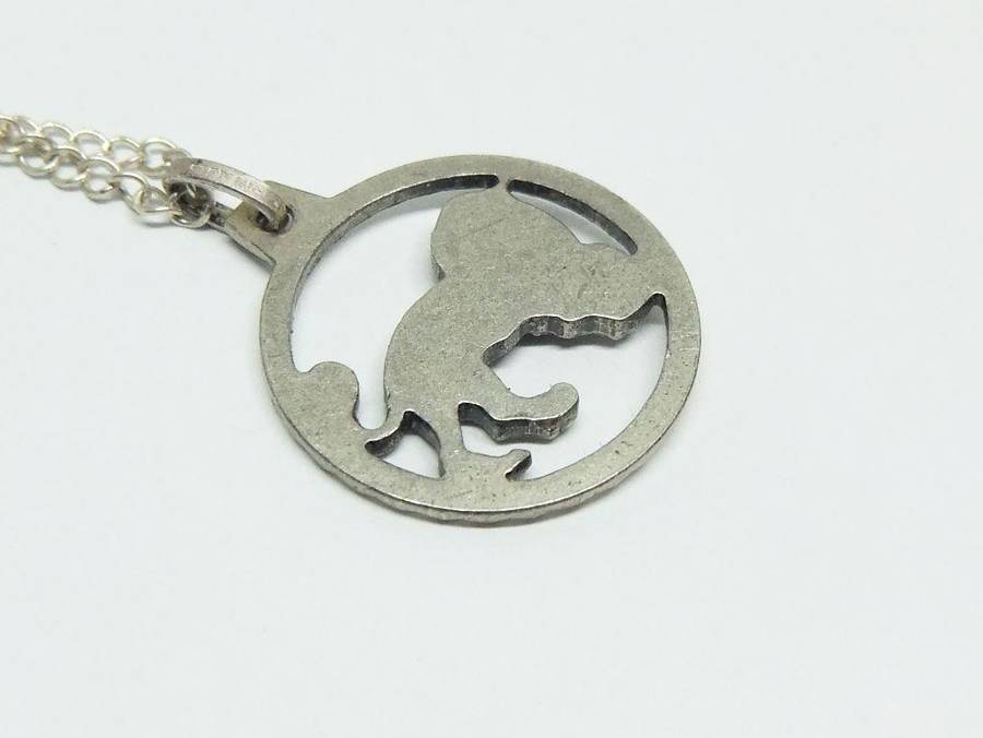 A VINTAGE UNUSED STERLING SILVER LION / LEO PENDANT WITH A STERLING SILVER NECKLACE !!
