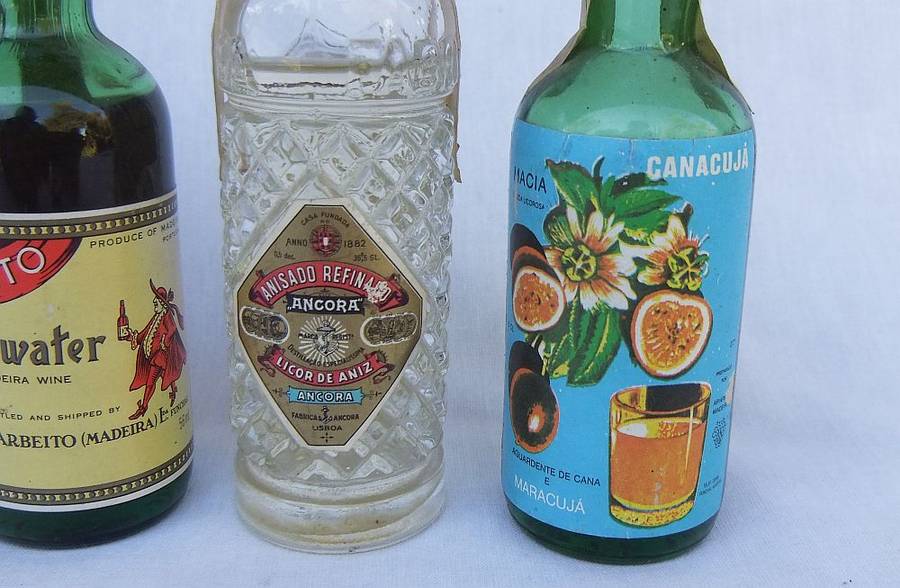 VERY RARE !! 6 TOTALLY CUTE VINTAGE MINIATURE BOTTLES OF EXPORT LIQUOR STILL SEALED !! WOW !!