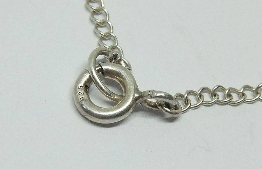 A VINTAGE UNUSED STERLING SILVER LION / LEO PENDANT WITH A STERLING SILVER NECKLACE !!