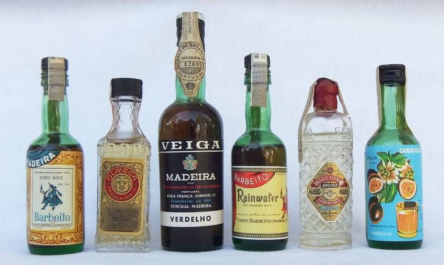 VERY RARE !! 6 TOTALLY CUTE VINTAGE MINIATURE BOTTLES OF EXPORT LIQUOR STILL SEALED !! WOW !!