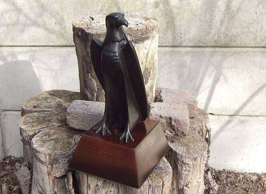 AN INCREDIBLE VINTAGE SOLID BRONZE EAGLE STATUE DESIGNED BY SA ARTIST / SCULPTOR JEAN DOYLE