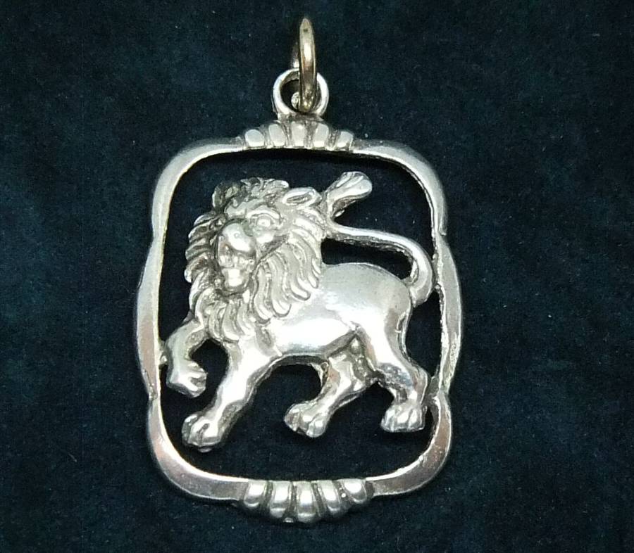 A VINTAGE SOLID STERLING SILVER "" LEO "" STAR SIGN PENDANT - ZODIAC 14