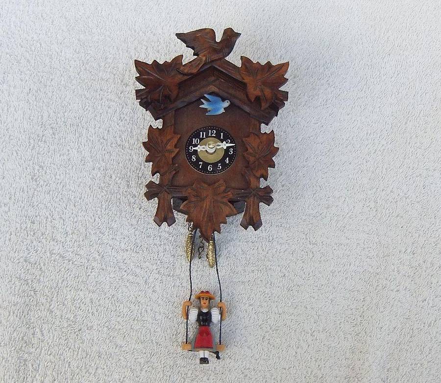 A HIGHLY DETAILED VINTAGE MINIATURE QUARTZ CUCKOO CLOCK "ORNAMENT" - READ WHY